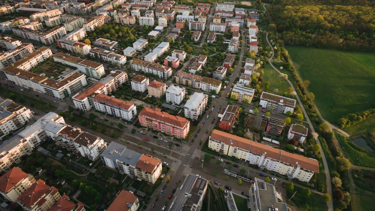 Why do sellers prefer cash buyers?