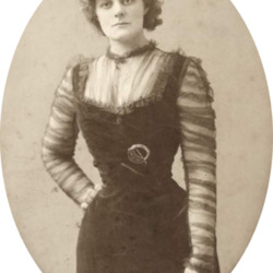 Maud_Gonne,_as_photographed_by_J.E._Purdy_circa_1890_to_1910,_cropped.png