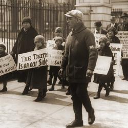 640px-Passaic-white-house-picket-1926.jpg