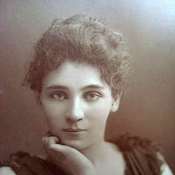 Elizabeth_Robins_by_W&D_Downey,_c1890s.JPG