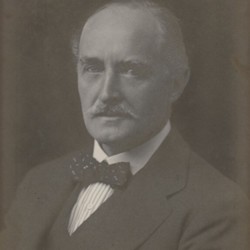 Esme William Howard 1918.jpg