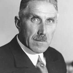 Bundesarchiv_Bild_183-1988-0113-500,_Franz_v._Papen_(cropped).jpg