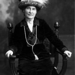 Willa_Cather_ca._1912_wearing_necklace_from_Sarah_Orne_Jewett.jpg