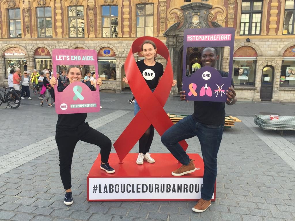 Am Welt-Aids-Tag sind rote Schleifen einfach überall
