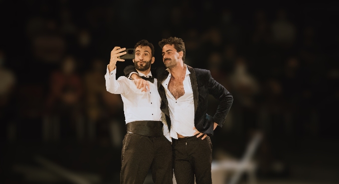 Dos nois es fan una selfie