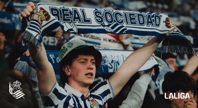Aficionado de la Real Sociedad levantando la bufanda