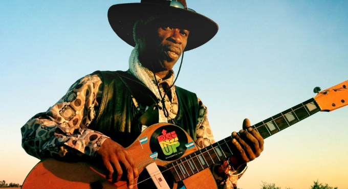 Brushy One String veu i guitarra