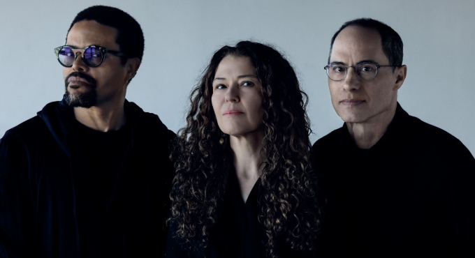 Sylvie Courvoisier piano · Ned Rothenberg clarinet, saxòfon alt i shakuhachi · Nasheet Waits bateria
