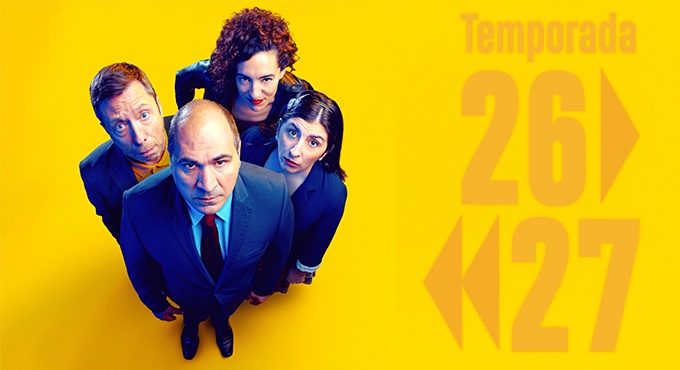Els quatre personatges mirant cap amunt