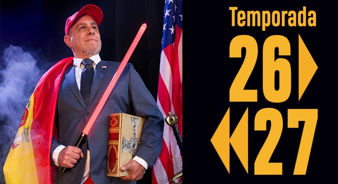Xavi Castillo amb una espasa d'Star Wars, una bandera d'Espanya i una gorra