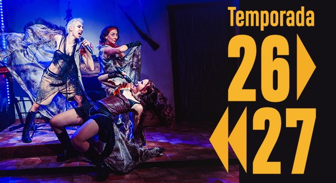 Una imatge de l'espectacle on els tres actors canten