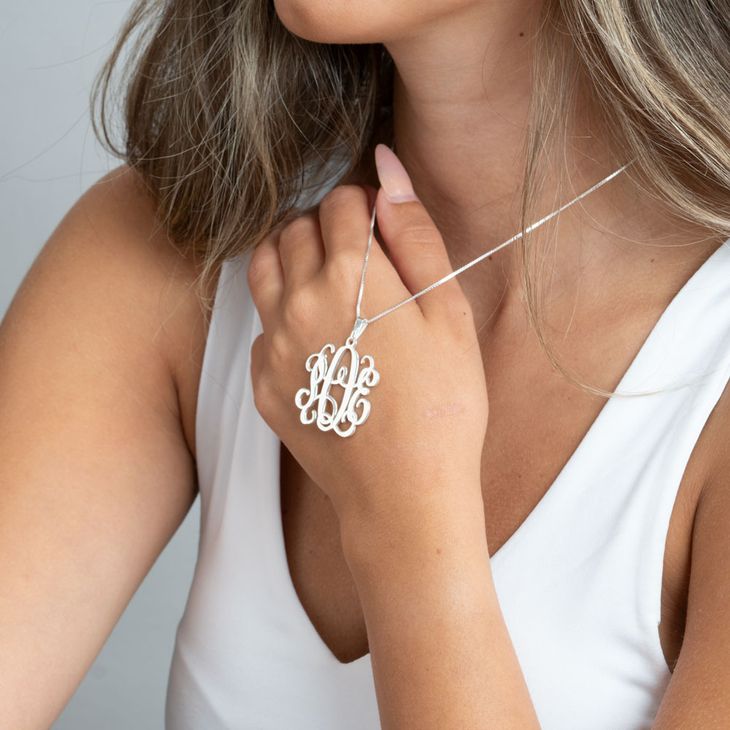 Collar Monograma Clásico