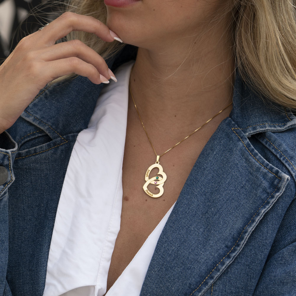 Collar de Doble Corazón Personalizado on a model