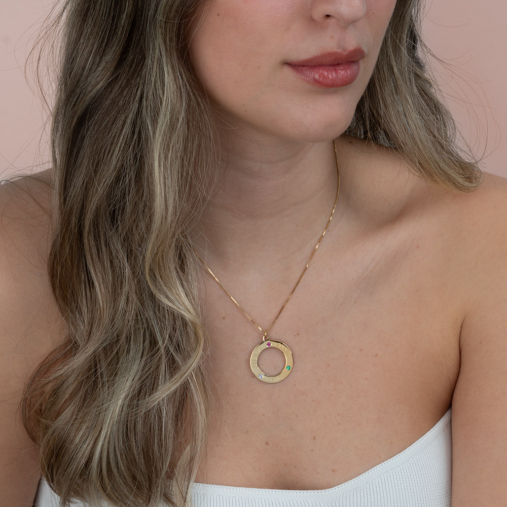 Collar Familiar con Piedra de Nacimiento on a model