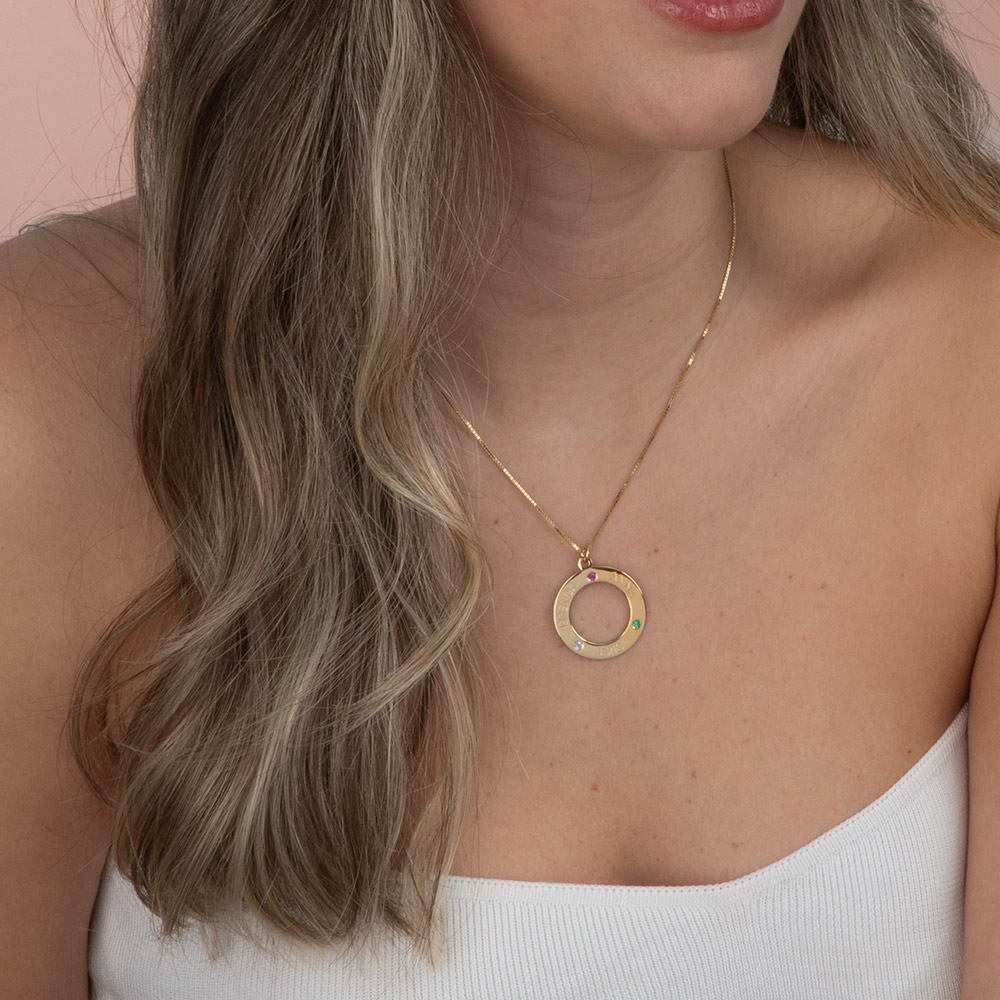 Collar Familiar con Piedra de Nacimiento on a model - 2