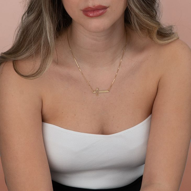 Collar de Cruz Grabada y Recortada 