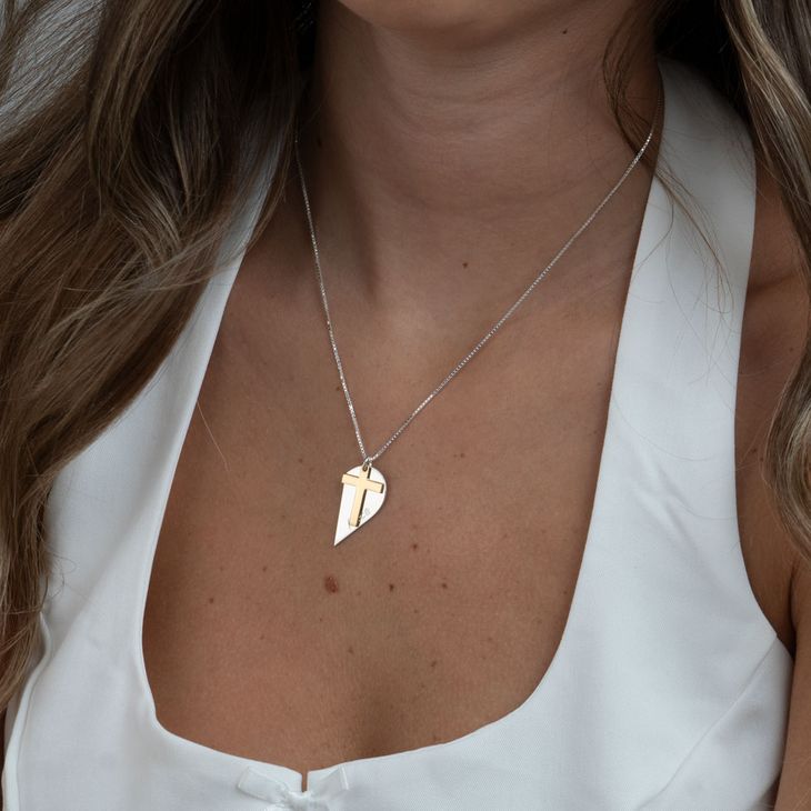 Collar de Corazón con Cruz en Dos Tonos