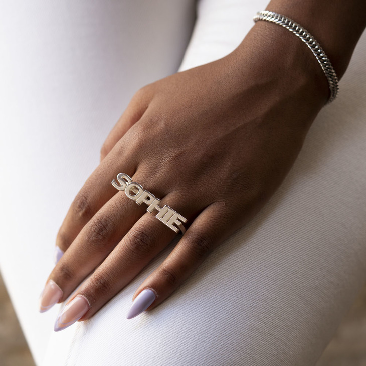Anillo con Nombre para Dos Dedos Letras Mayúsculas  model
