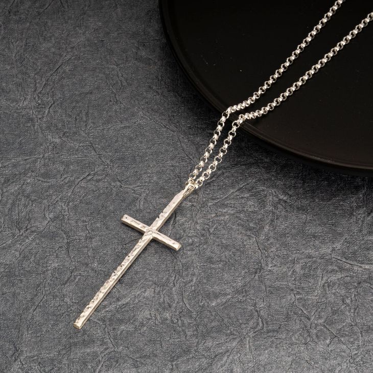Collar con Cruz Martillada