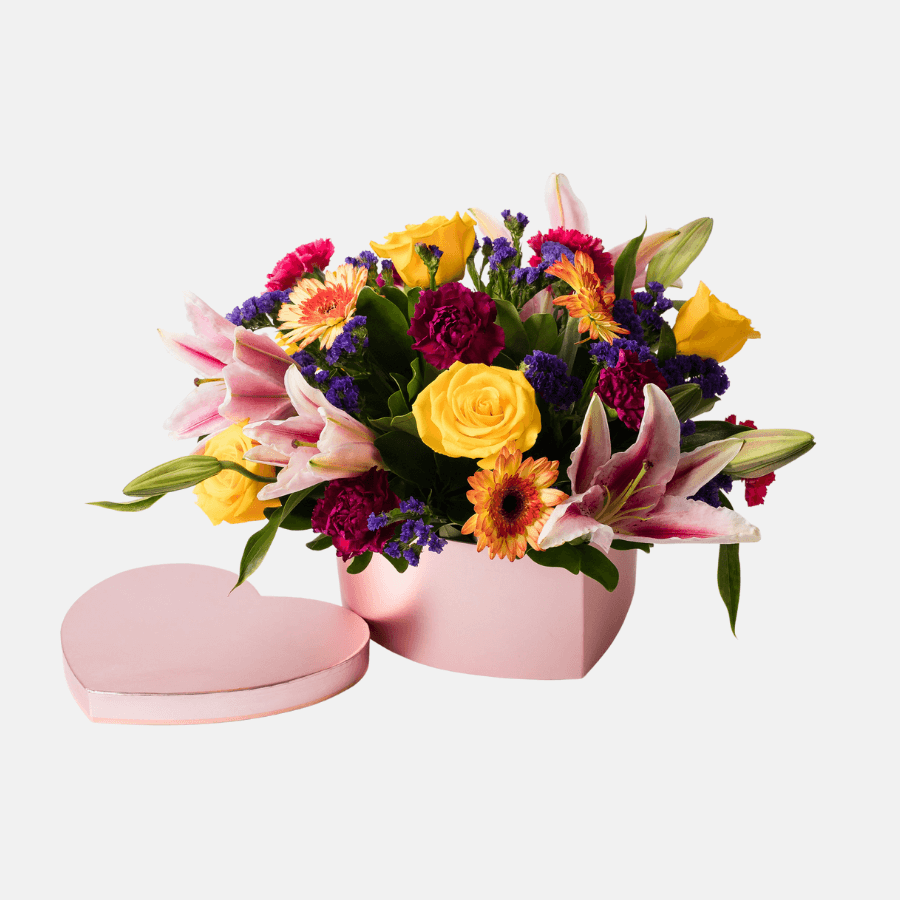 18 flores primaverales en caja de corazón