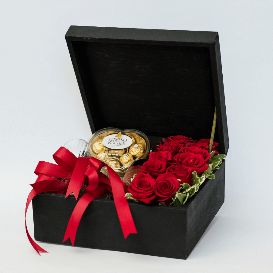 Caja de madera con 12 rosas, vino, chocolate Ferrero y dos copas de cristal