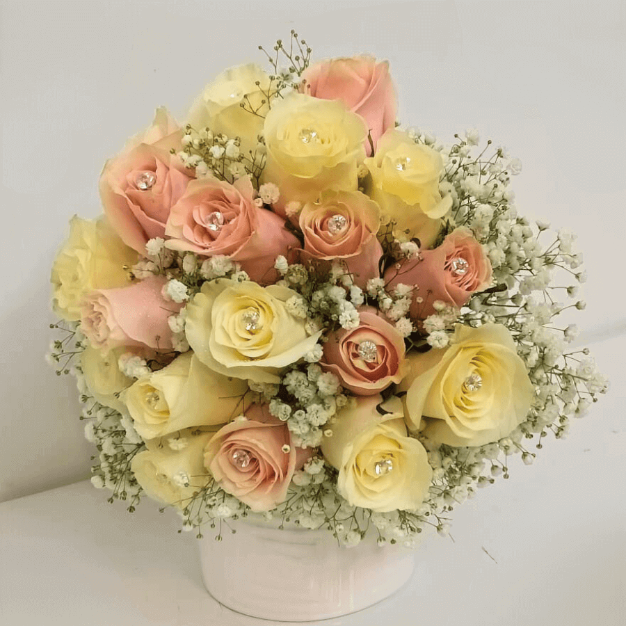 Bouquet 24 rosas con perlas y cinta en los tallos