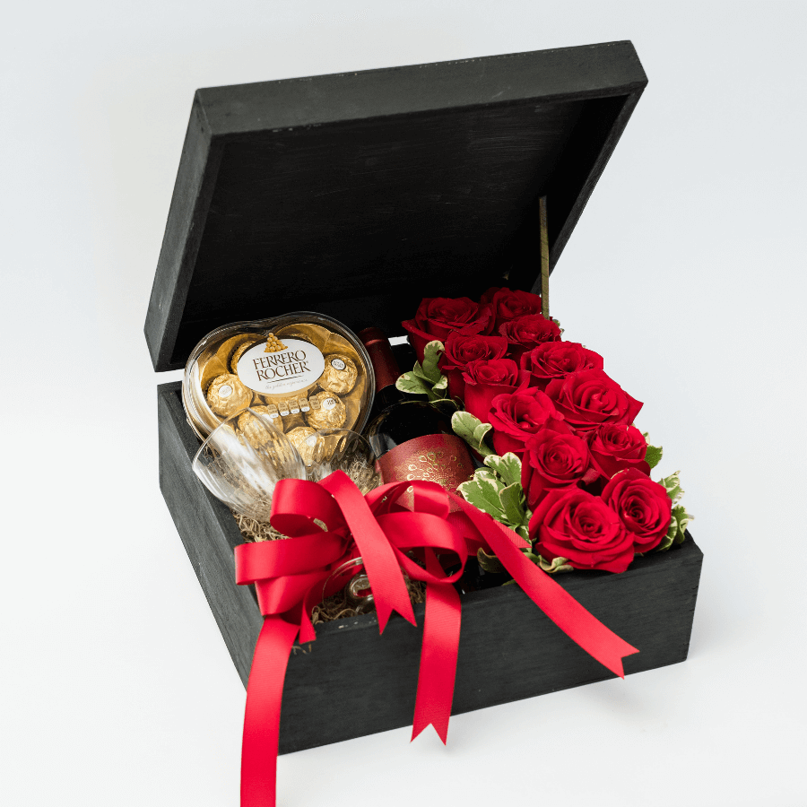 Caja de madera con 12 rosas, vino, chocolate Ferrero y dos copas de cristal
