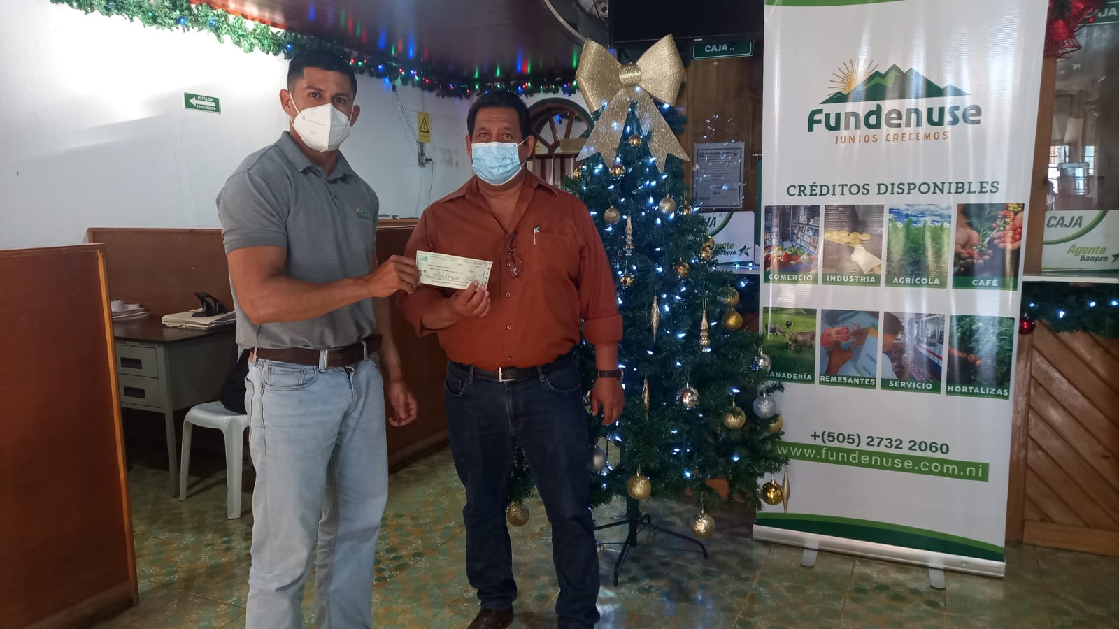 Adultos mayores y estudiantes beneficiados con aporte voluntario de Fundenuse