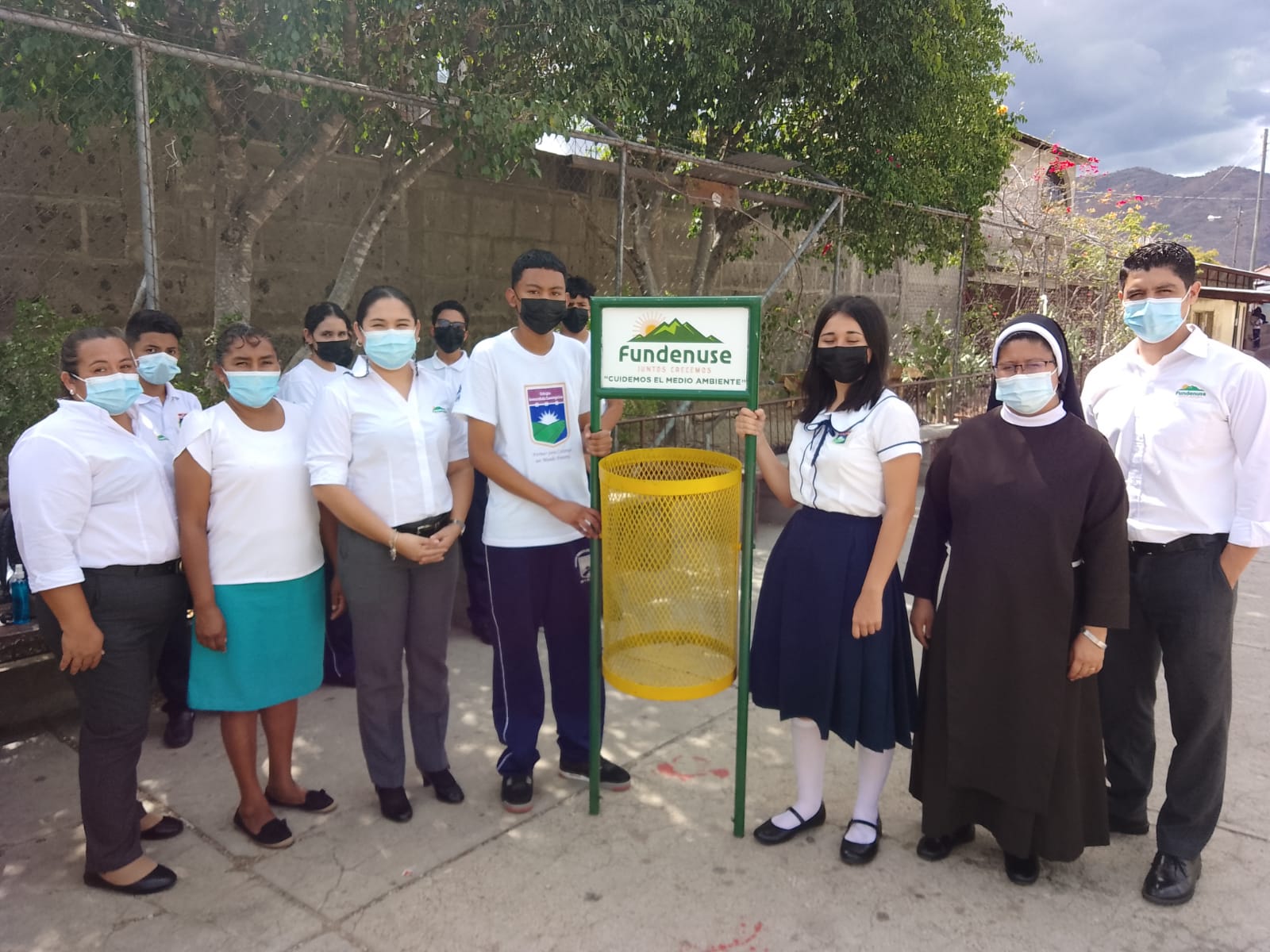 FUNDENUSE hace entrega de 24 recipientes de basura a centro escolar en Ocotal
