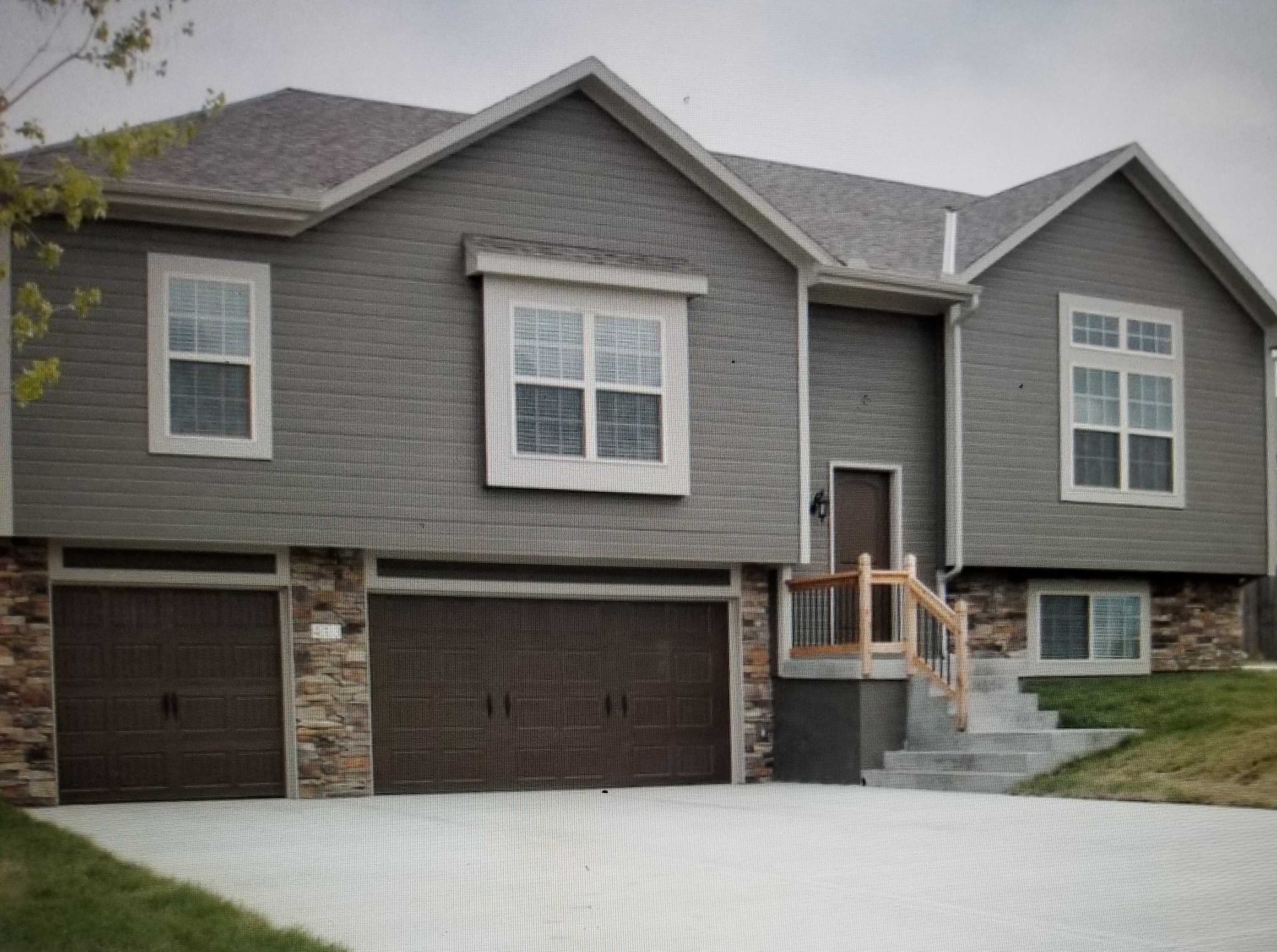 413 W Heritage Dr Raymore, MO 64083 Home for Rent