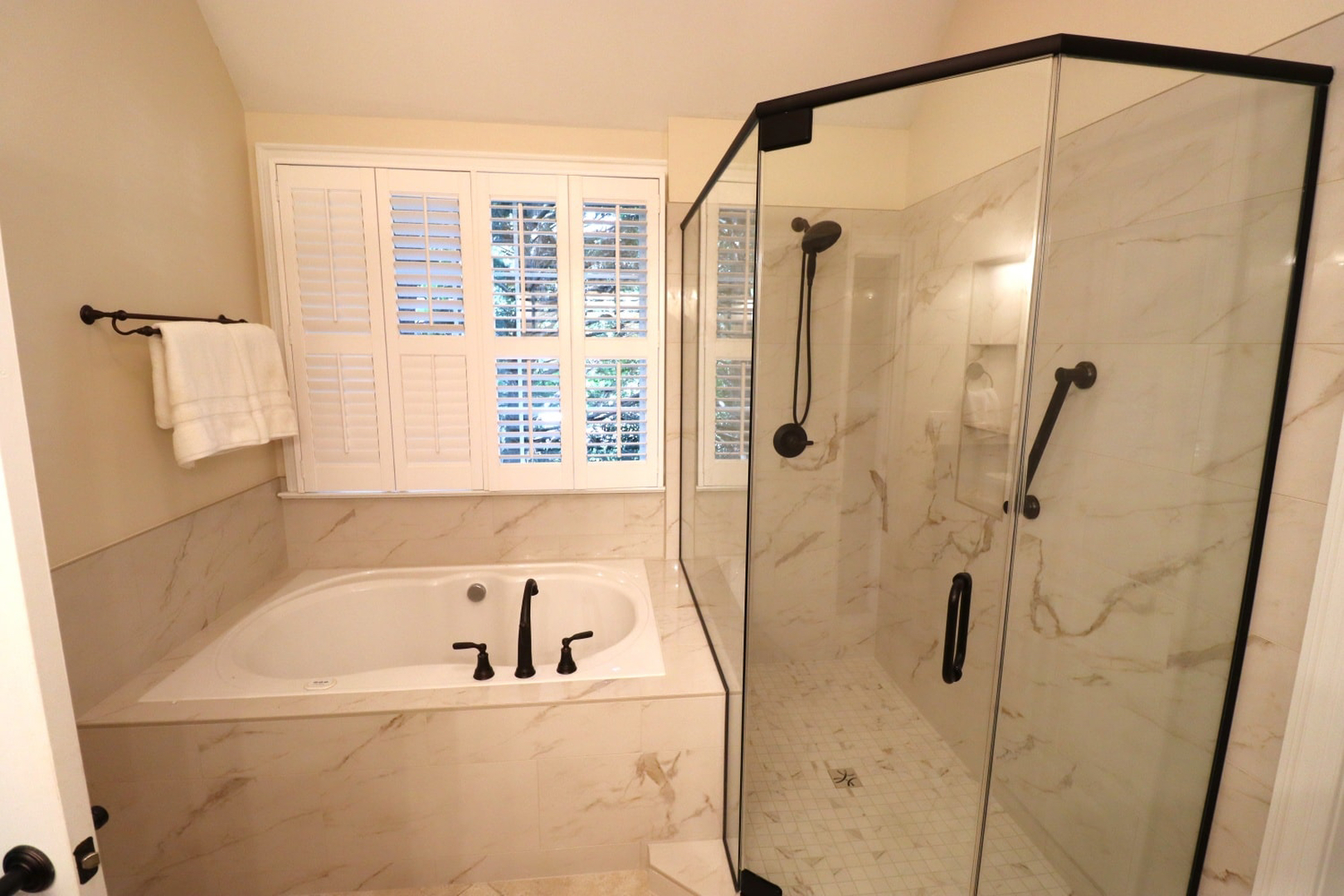 Reliable Glass and Stone Image