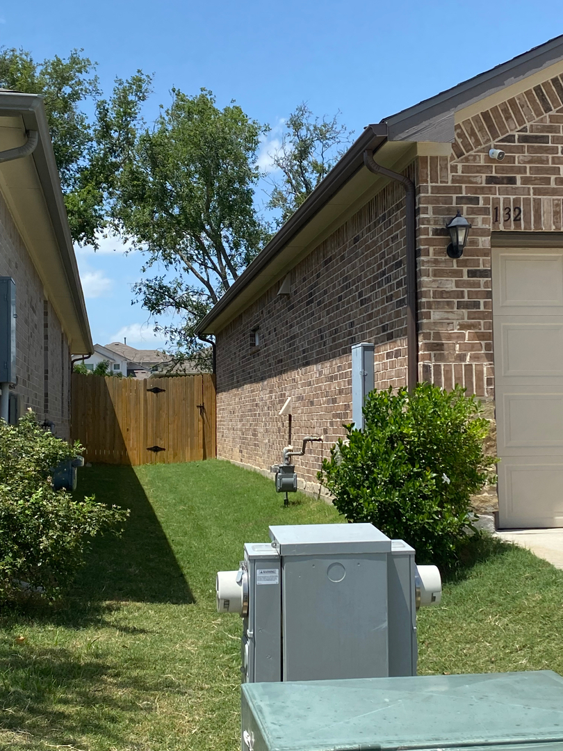 Roof Repair and Leak Experts Logo