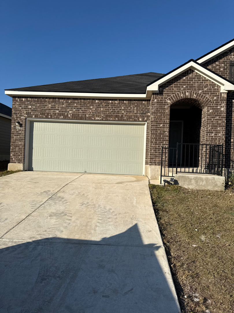 Roof Repair and Leak Experts Image