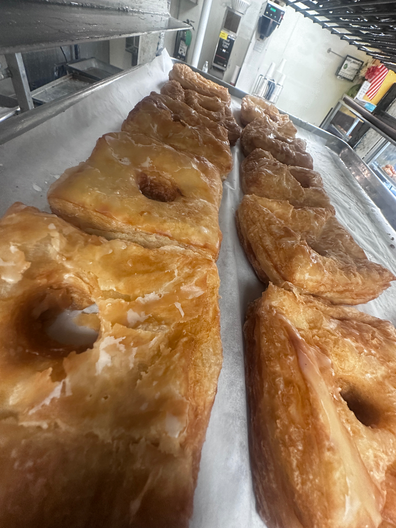 The Donut House Thornton Logo