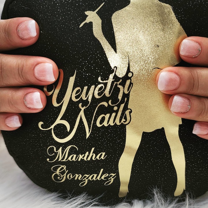 Yeyetzi Nails Logo