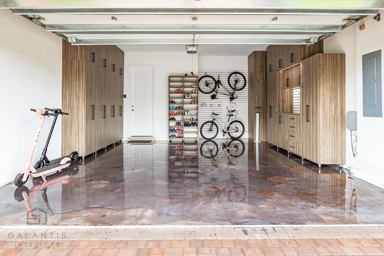 Galantis Interior Image