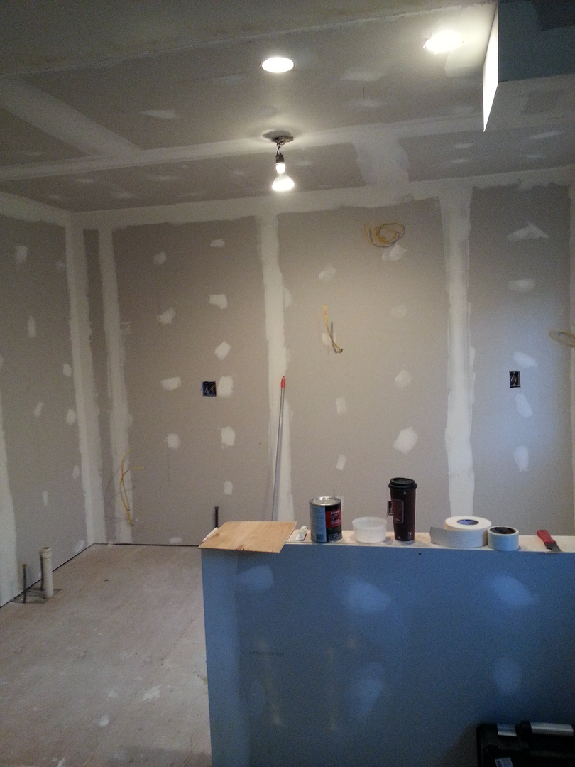 De Luca Construction and Landscaping Logo