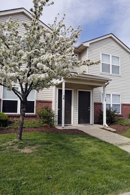 Danbury Court Apartments - Bloomington, IL