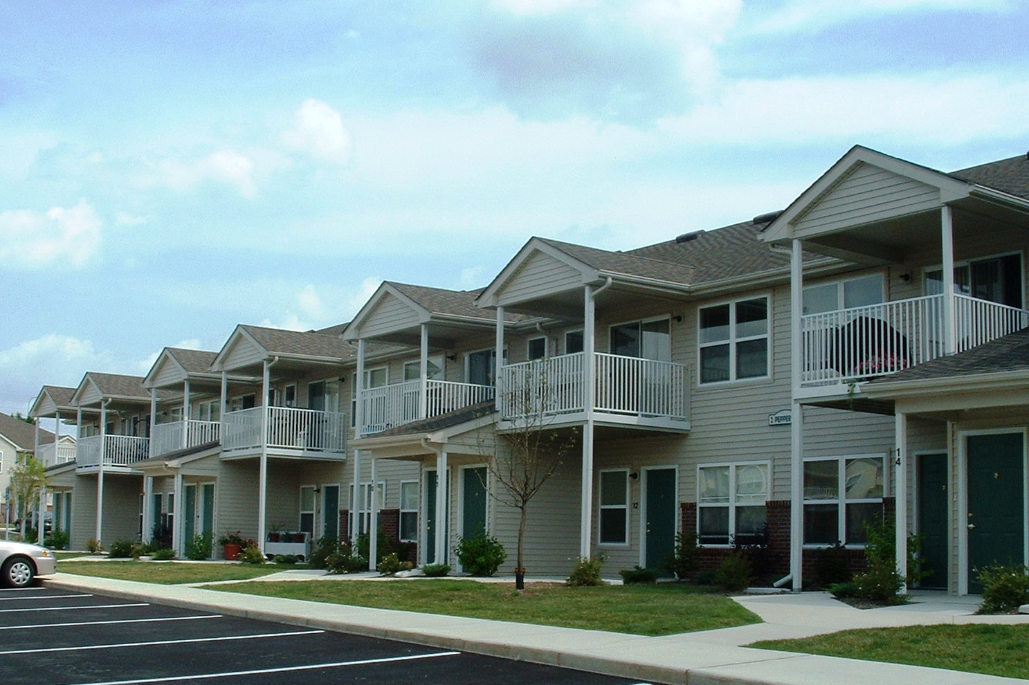 Danbury Court Apartments - Bloomington, IL