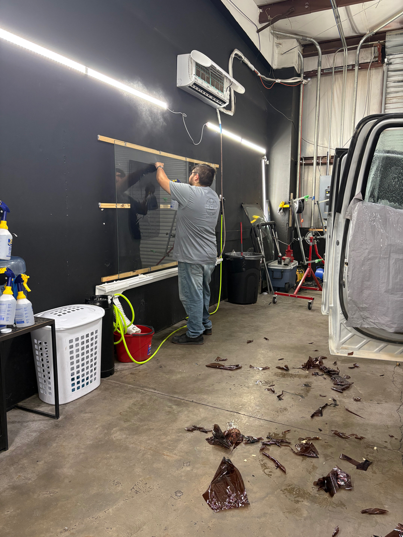 Onyx Tint L.L.C Logo