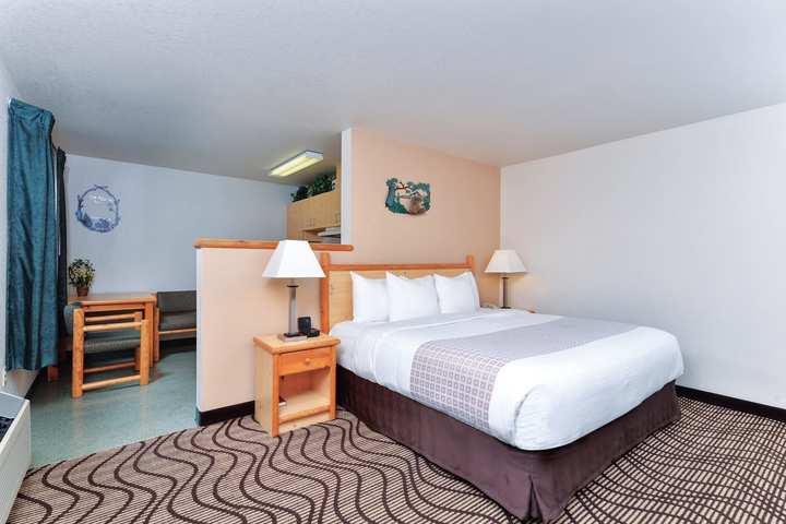 Cedar Street Hotel & Suites Image