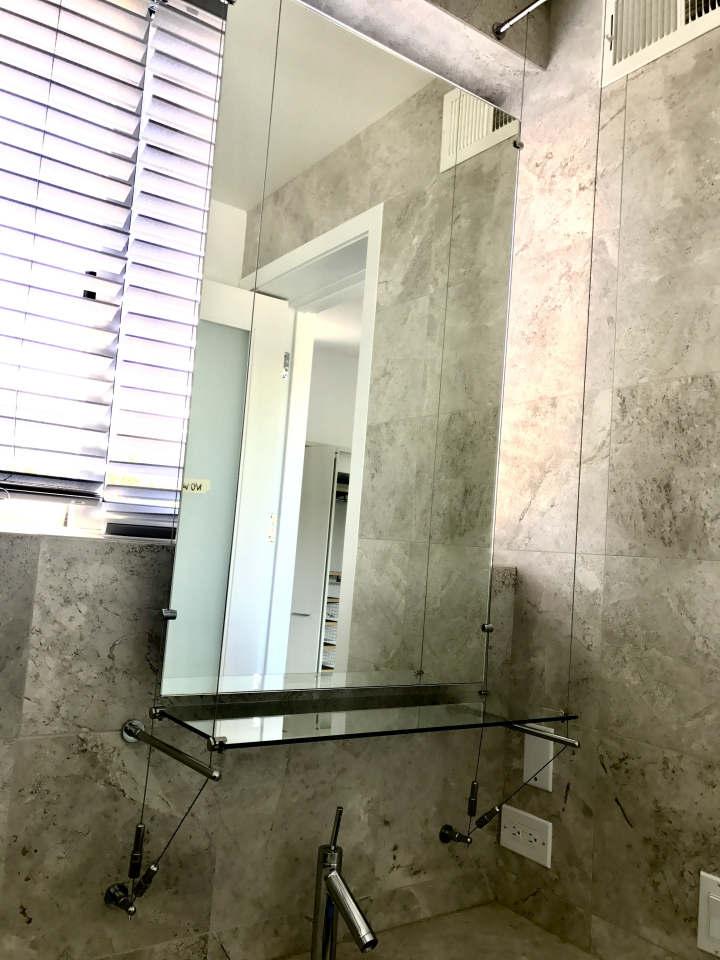 Glasshopper Schor Glass Image