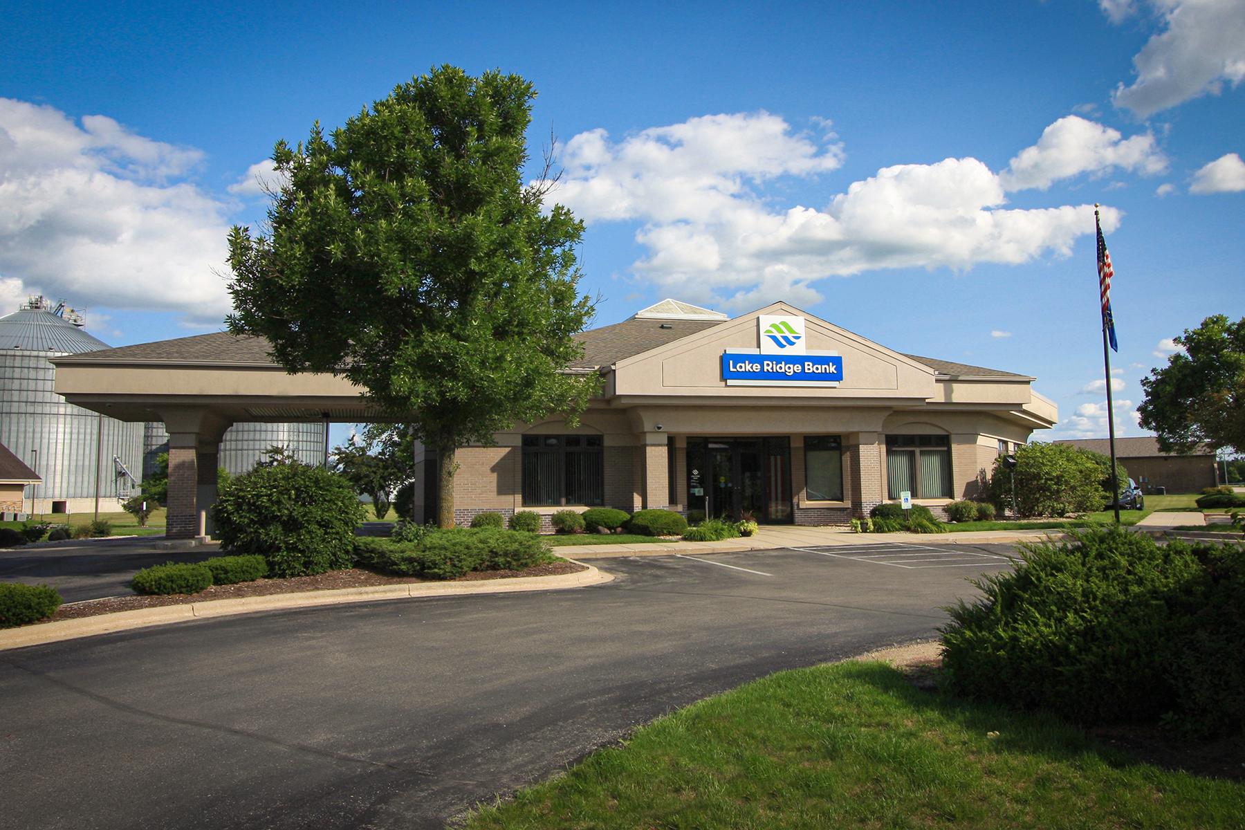 Lake Ridge Bank Logo