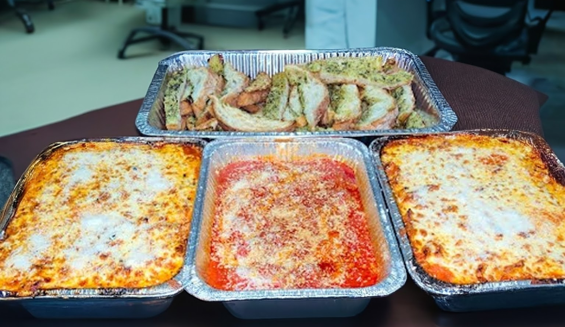 Pizzolis Pizzeria Image