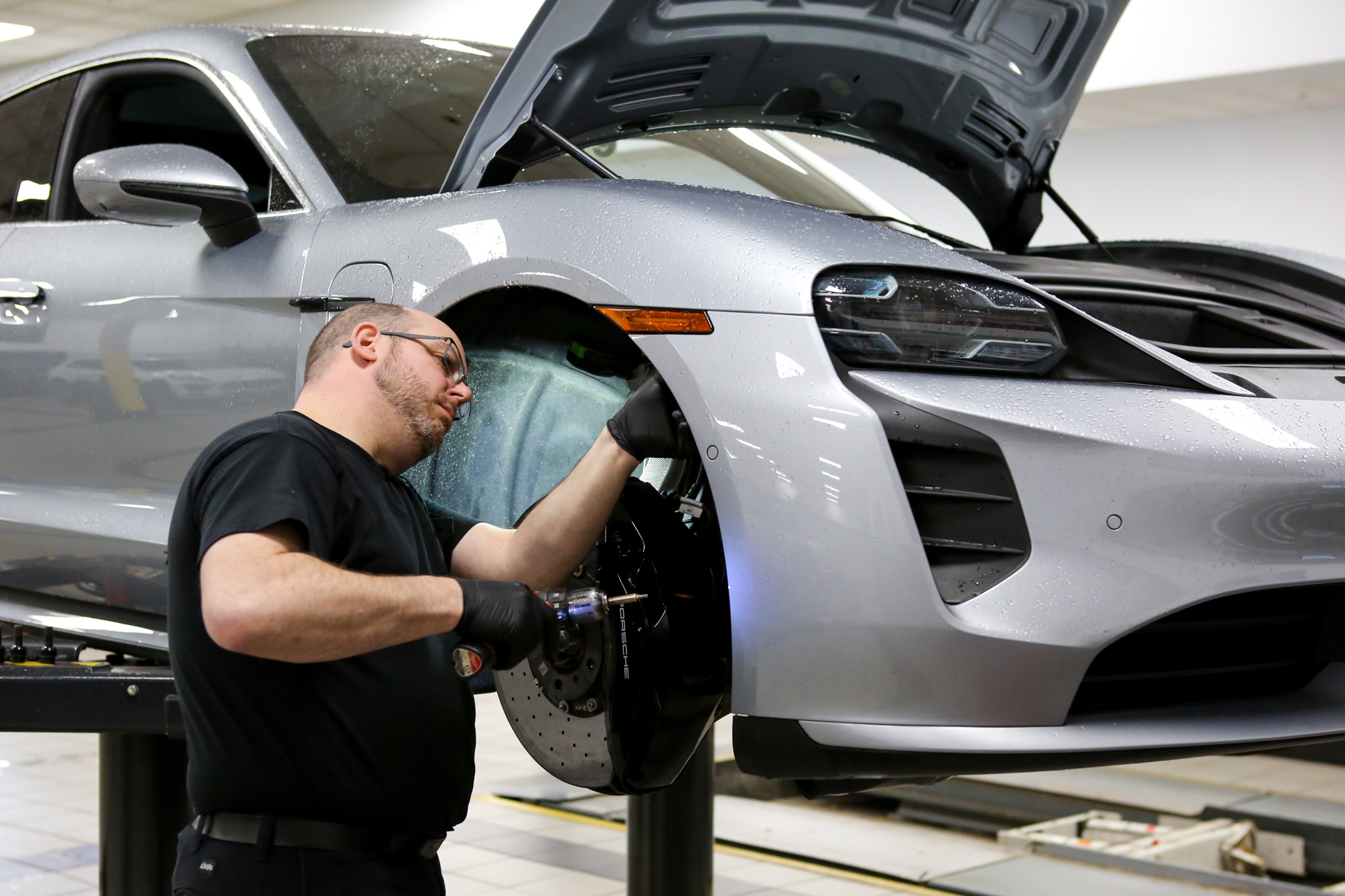 Porsche Warwick Service and Parts Image