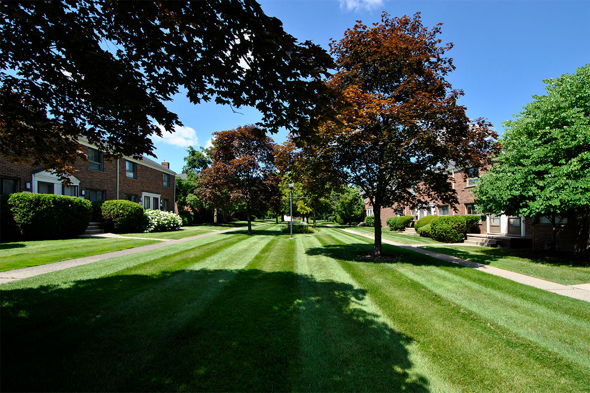 Village Green Townhomes of Oak Park - Oak Park, MI