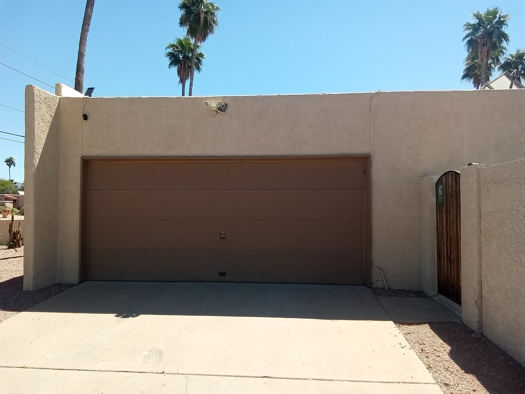 Garage Door Grunts Image