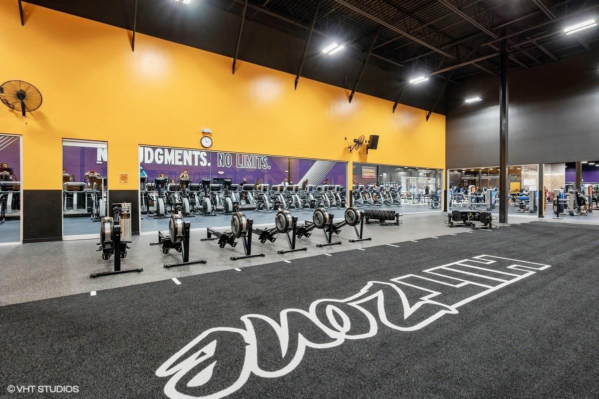 Crunch Fitness - Tucker Image