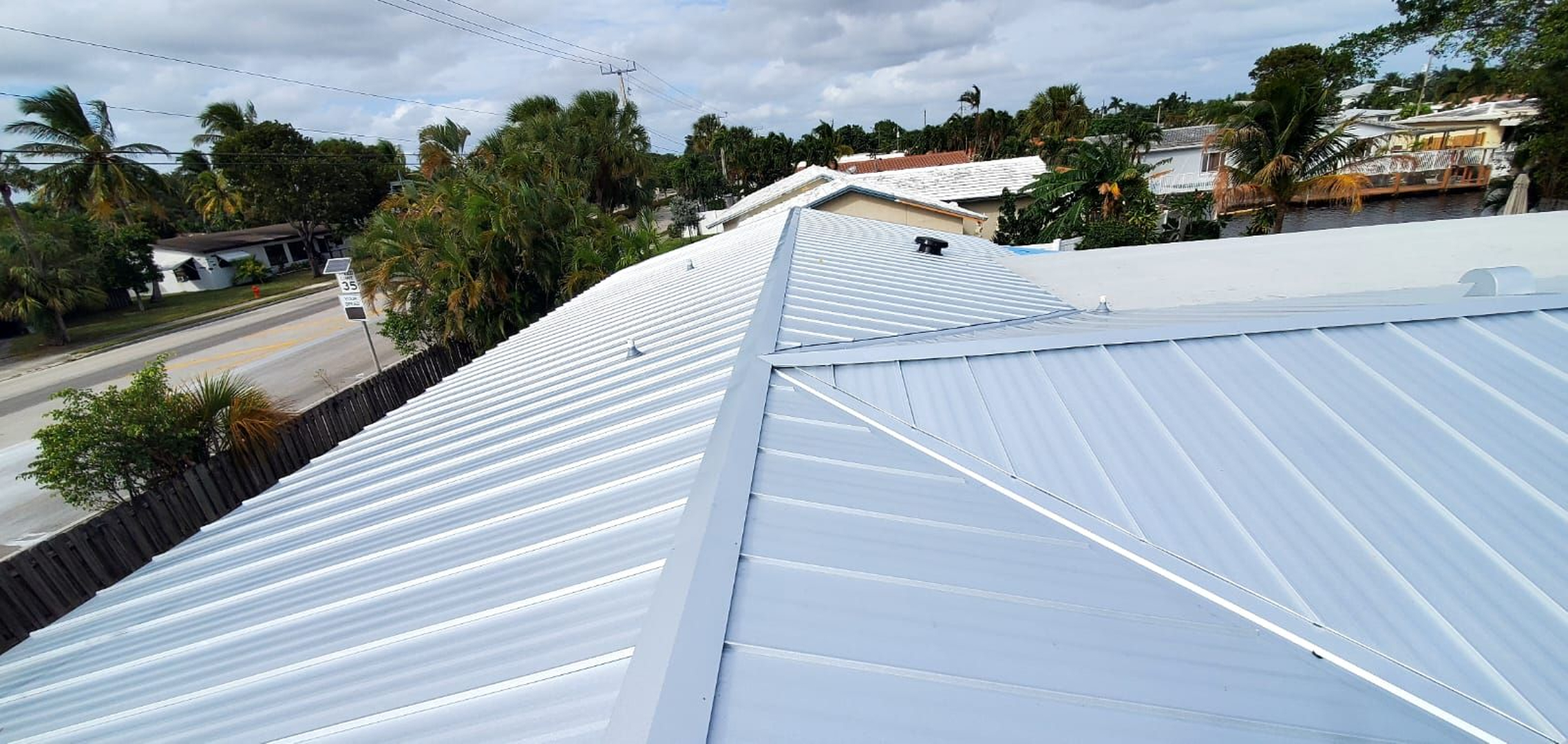 Dream Team Roofing Logo