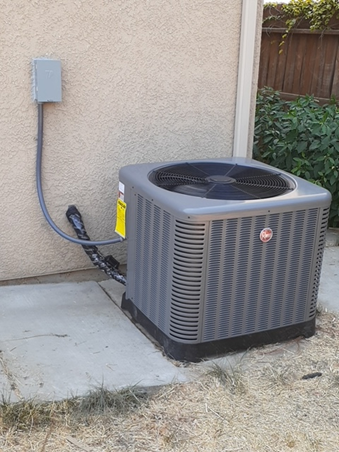 HVAC LIVING Logo